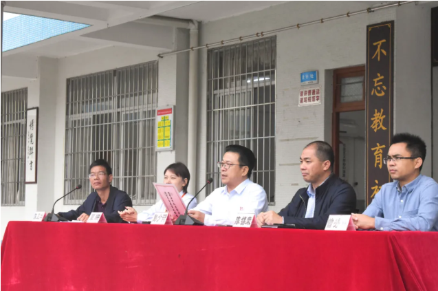 情系師生健康，愛心守護未來丨衍生健康醫(yī)藥向高村中學(xué)捐贈價值28萬元的“元旦禮品”