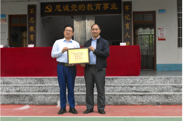 情系師生健康，愛心守護未來丨衍生健康醫(yī)藥向高村中學(xué)捐贈價值28萬元的“元旦禮品”